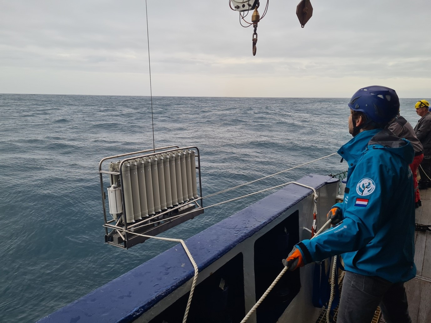 The trace-metal clean CTD is being deployed by the ship’s crew and Rob Middag. Photo: Robin van Dijk