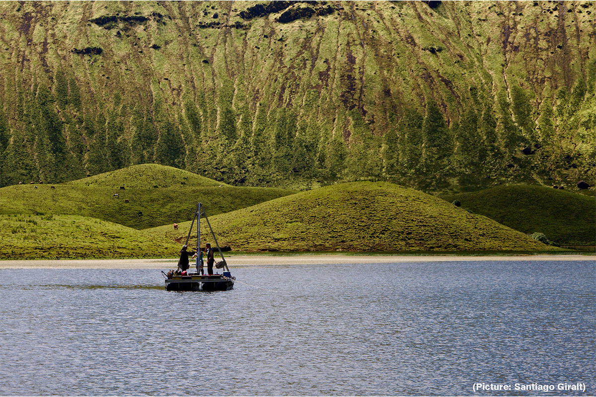 Sediment sampling of a lake in the Azores islands. / CSIC. Photo: Santiago Giraft