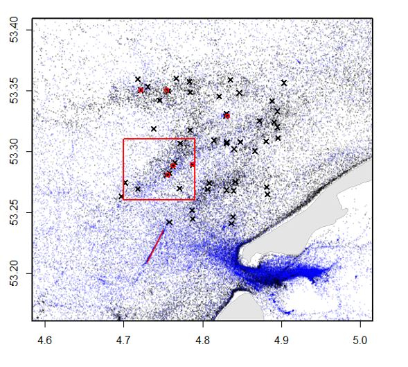 Onderzoeksgebied met GPS locaties van gewone zeehonden (blauwe puntjes) en grijze zeehonden (zwarte puntjes). Monsterpunten op dag 1 van vertrek (rode cirkels) en de laatste 2-3 dagen (zwarte kruisjes). En diagonaal over een pijpleiding (rode lijn).