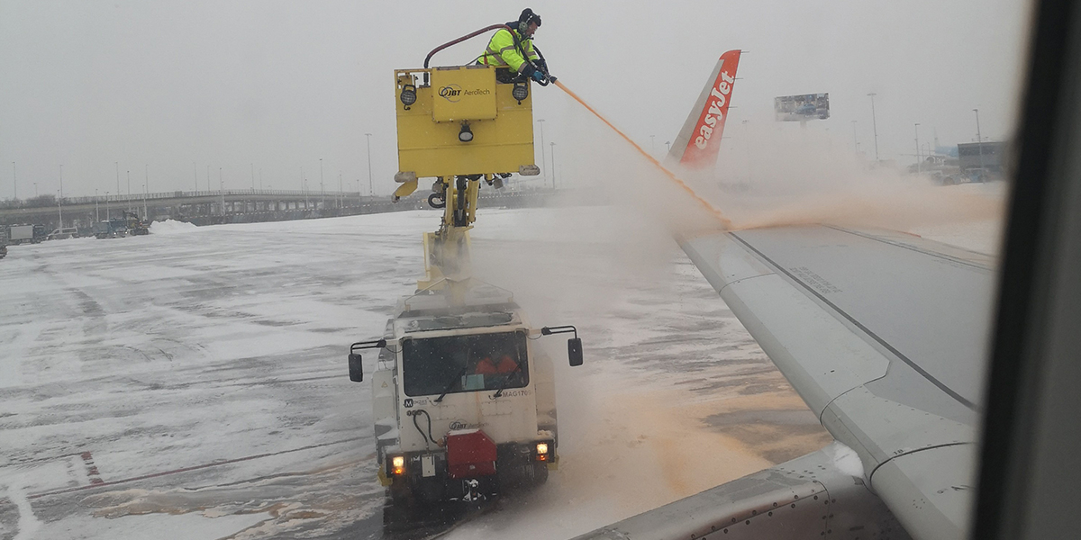 De-icing at Schiphol. Photo: Anna Mol (NIOZ)