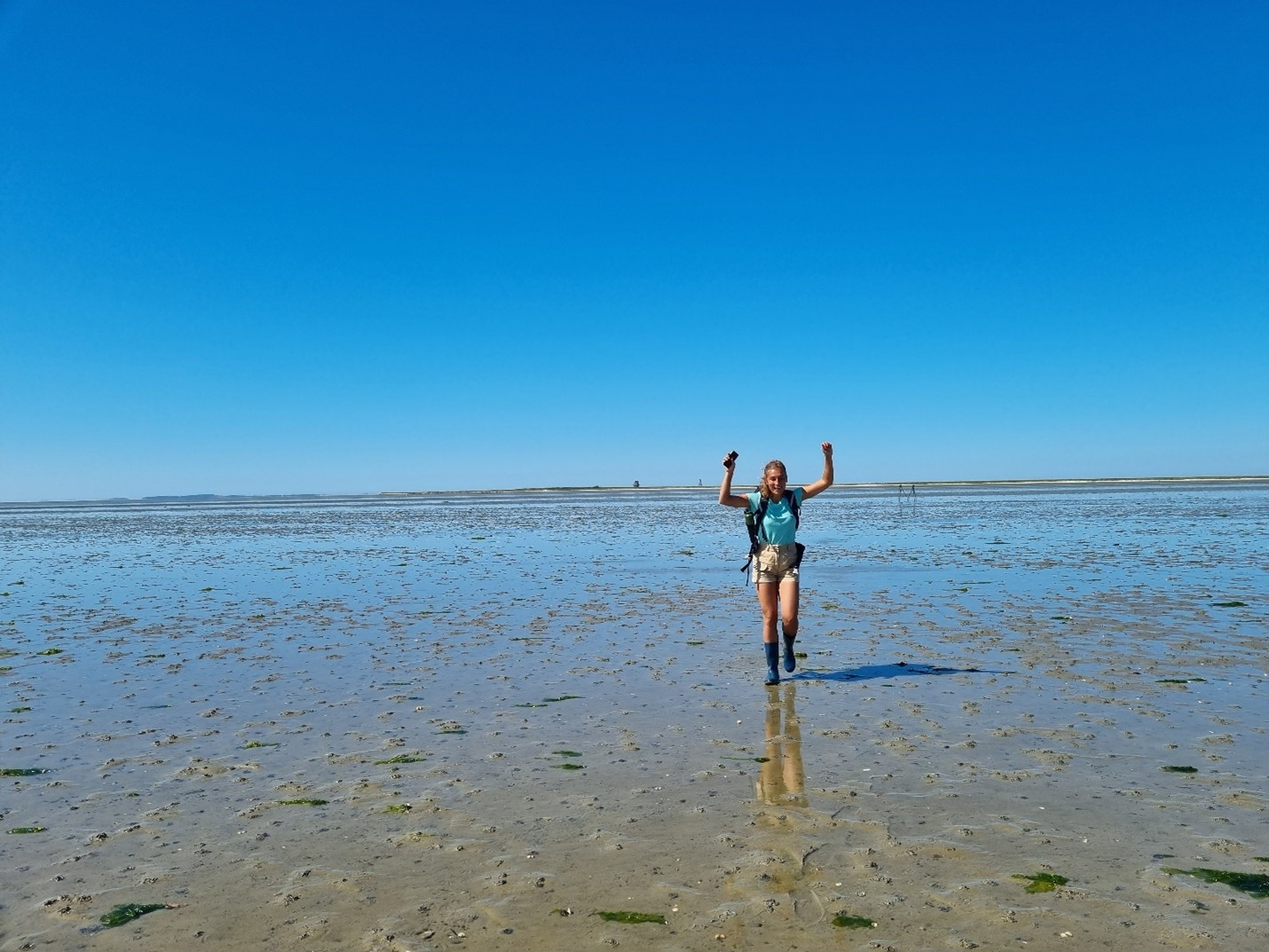 Een vreugdedansje op het wad van Janna als we weer een poepje vinden. Foto: Evy Gobbens 