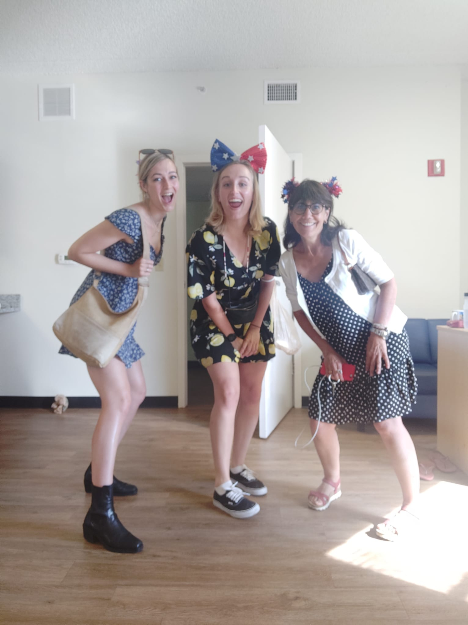 Off to the block party to celebrate the 4th of July! (left to right: MSc Suzanne de Zwaan, dr. Francesca Sangiorgi and BSc. Sanne Haima).