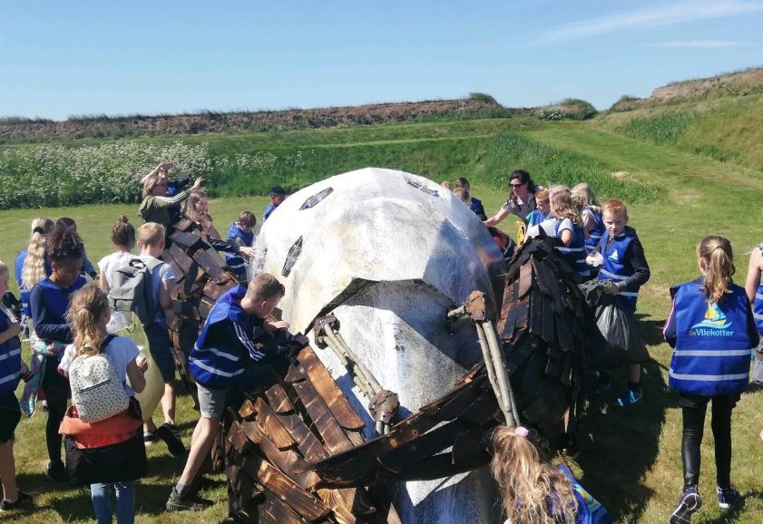 Anti-plastic optocht van Museum Kaap Skil naar Fort de Schans met 75 Texelse kinderen. 