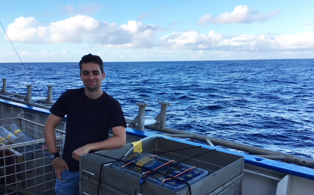 NIOZ PhD student Fons de Vogel with plastic incubation experiments on shipboard.