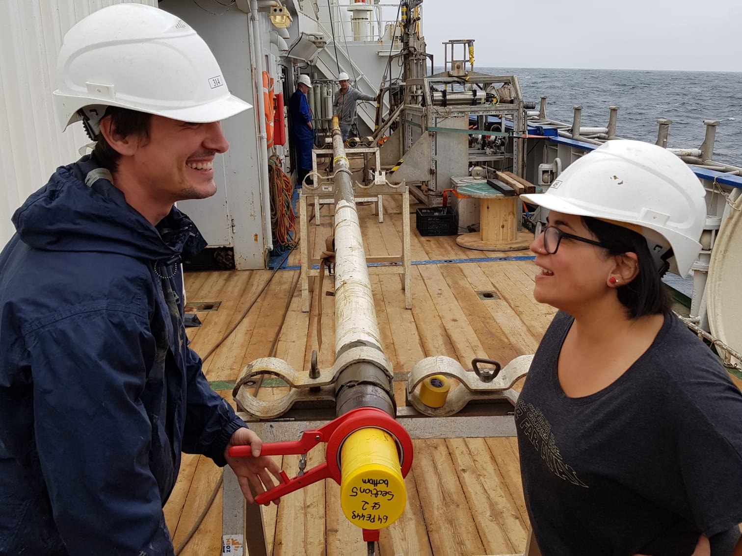 Rick and Zeynep getting prepared to cut their great catch in 1-m pieces. In the end we obtained a 9.5 meter climate archive.