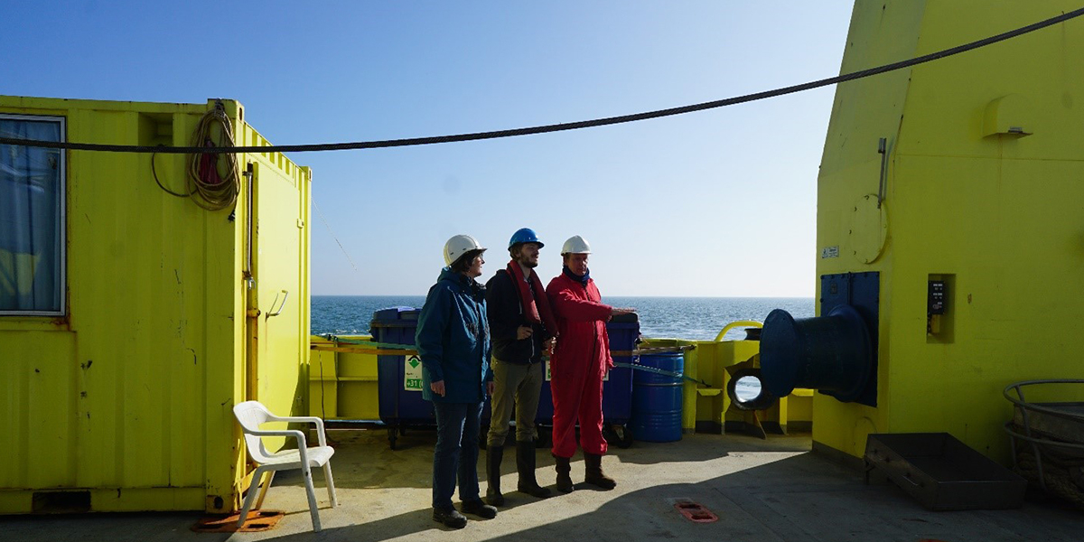 Bram (m) krijgt een uitgebreide uitleg over de werkzaamheden aan boord van expeditieleider Rob Witbaard (r) en Evaline van Weerlee (l).