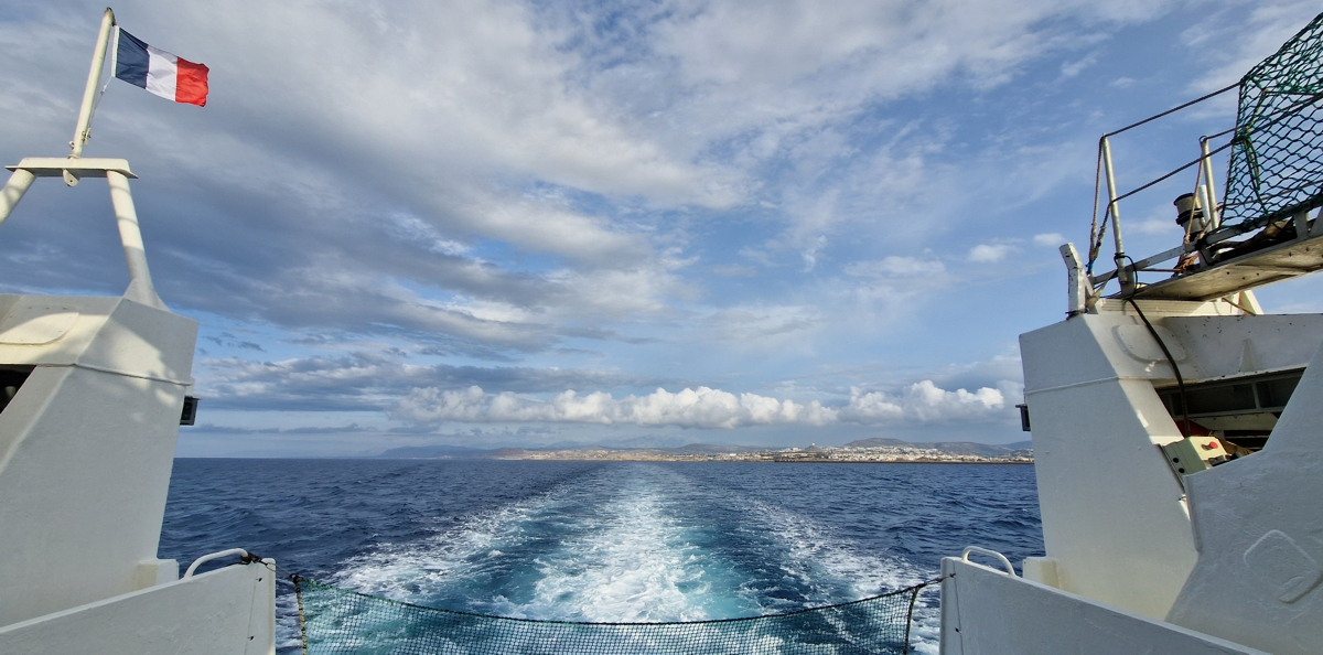We are leaving the island of Crete behind us, next stop: the mooring site some 350nm westward.