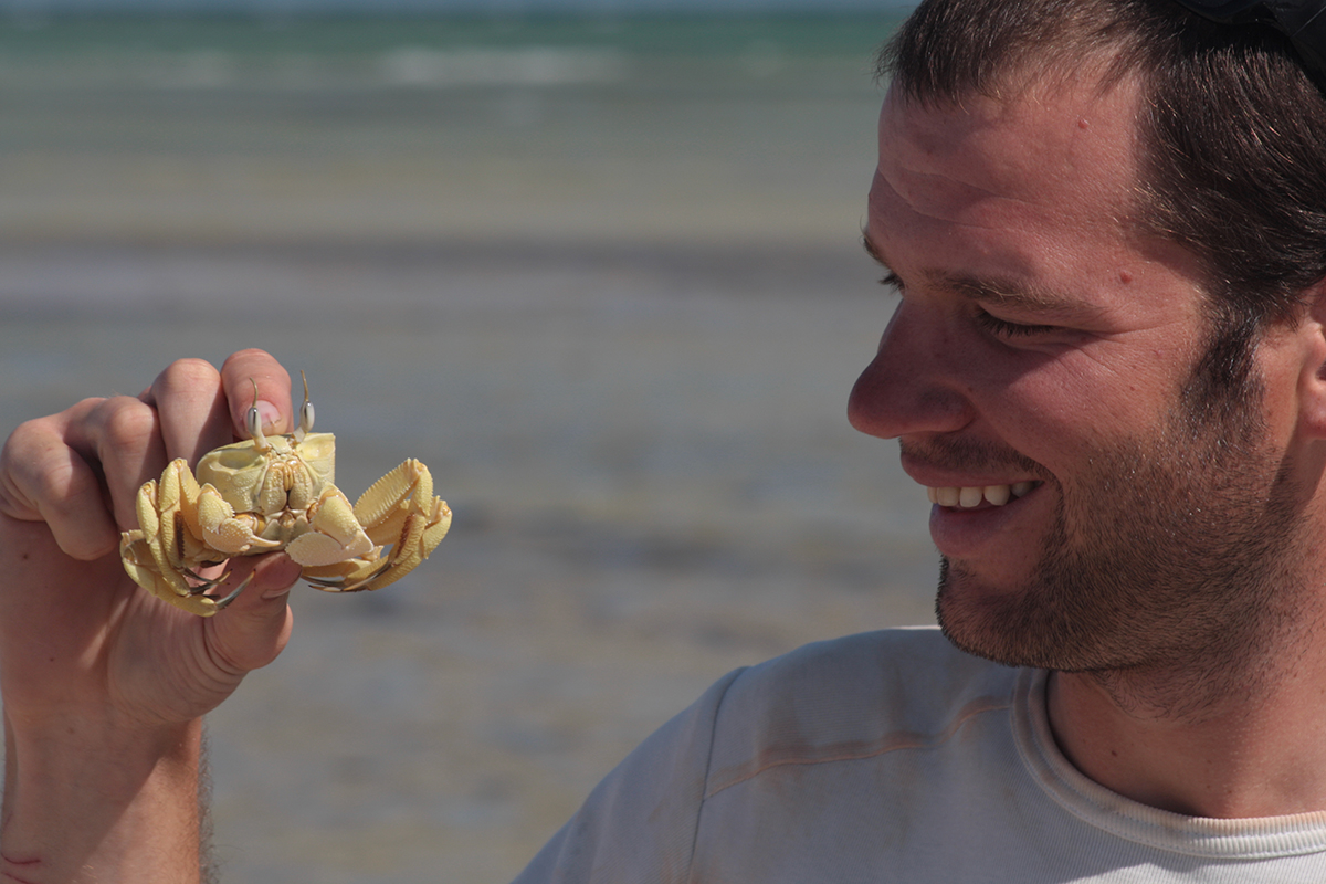 Roeland Bom met de in holletjes levende spookkrab, met ogen op steeltjes (Ocypodidae). Foto: Irene Lantman.