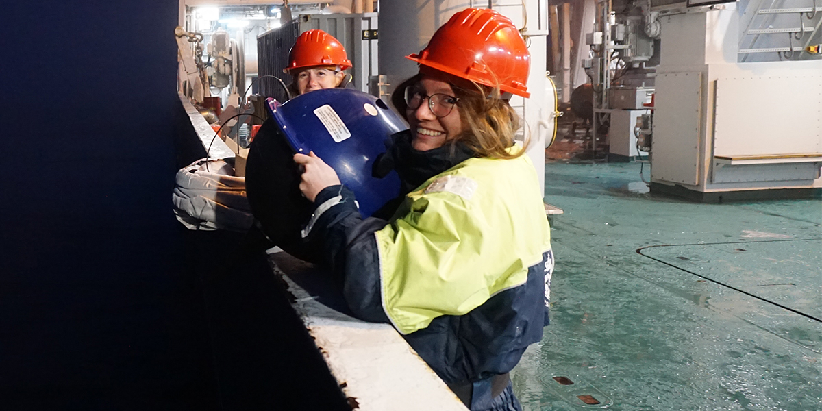 Femke de Jong and Elodie Duyck deploying a drifter on a previous expedition from RV Kronprins Haakon.