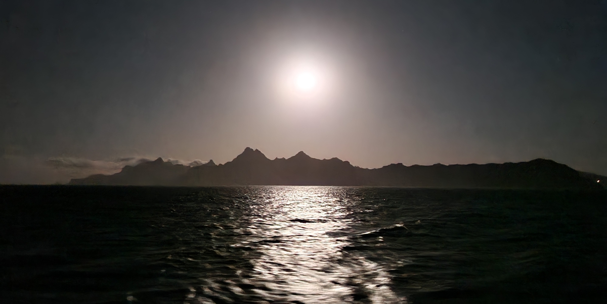 The full moon over the island of the island of Sao Vicente