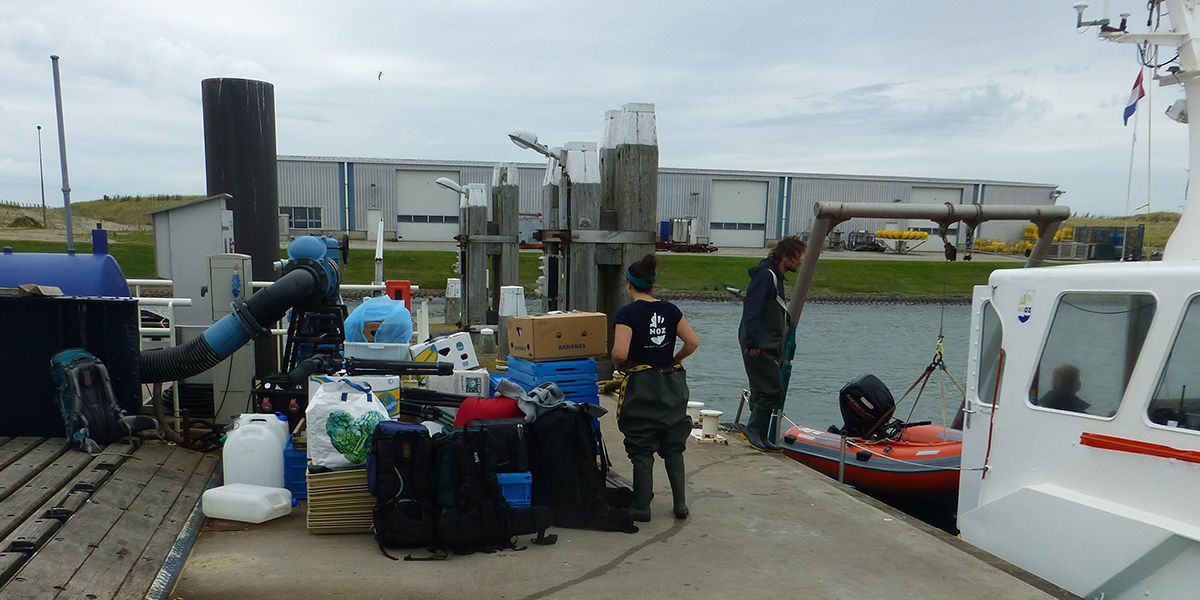 Unloading everything in the NIOZ harbour