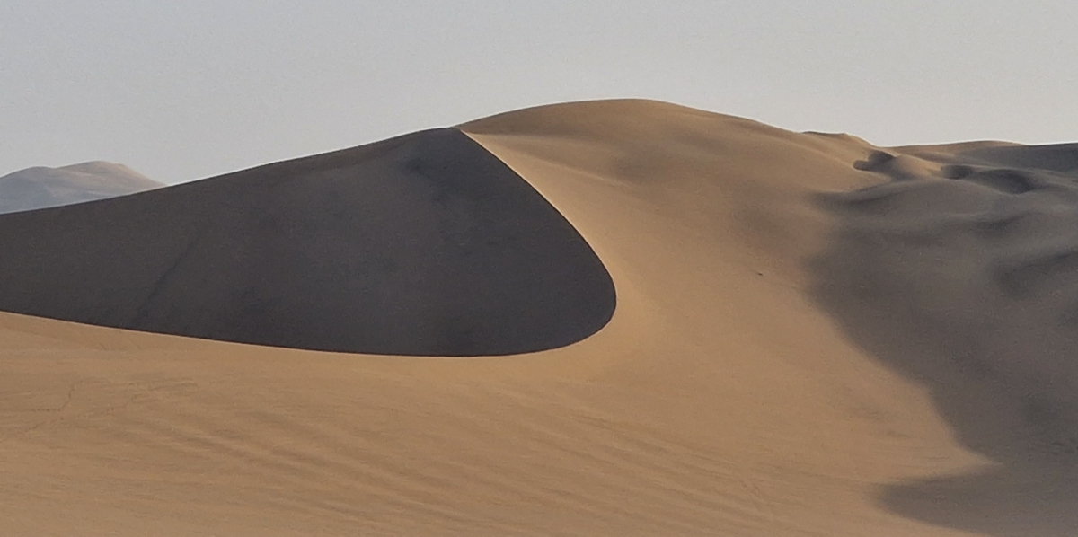 Giant sand dune near Huacachina with --seemingly-- razor-sharp edges