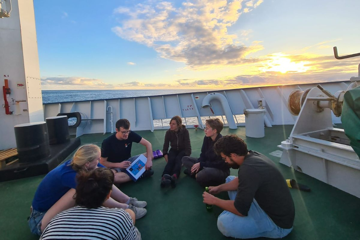 Last science meeting before the superstation to talk through the schedule (and watch the sunset). – Photo: Robin van Dijk
