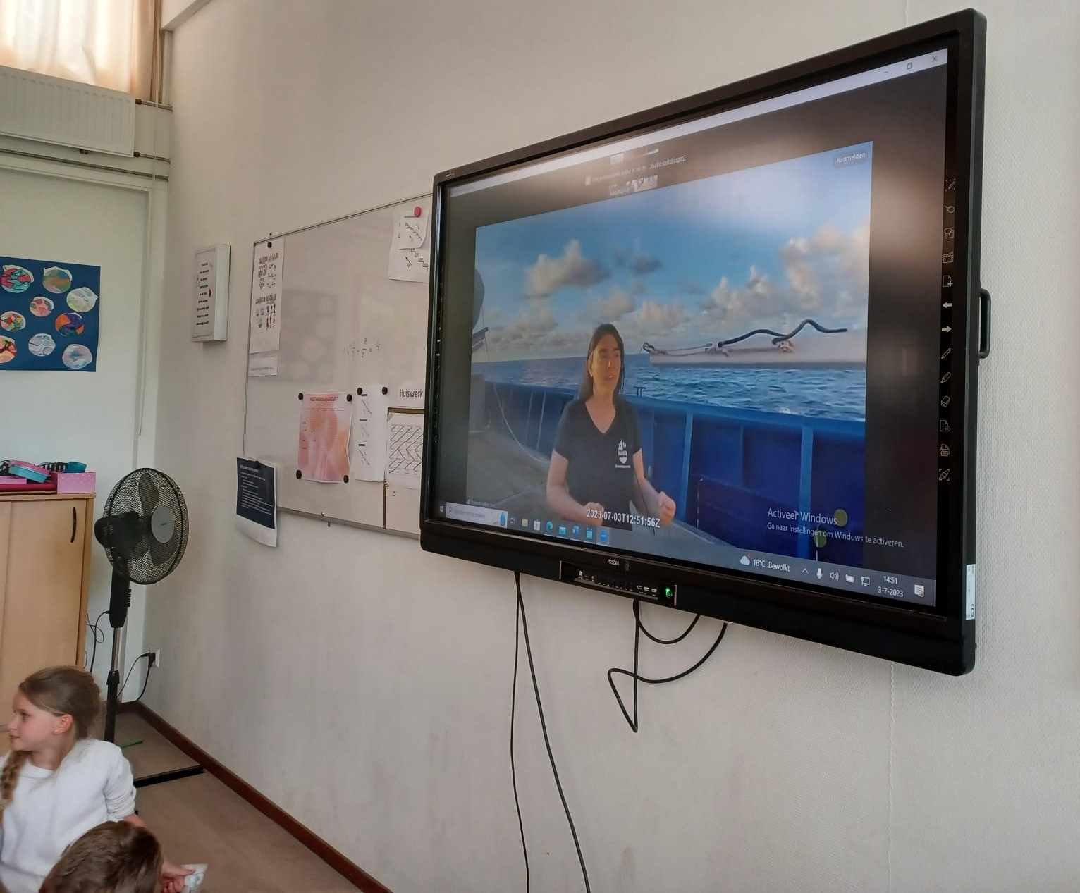 Sabine Gollner live on screen in the Barbara school, from the Falkor(too) in the Pacific Ocean.
