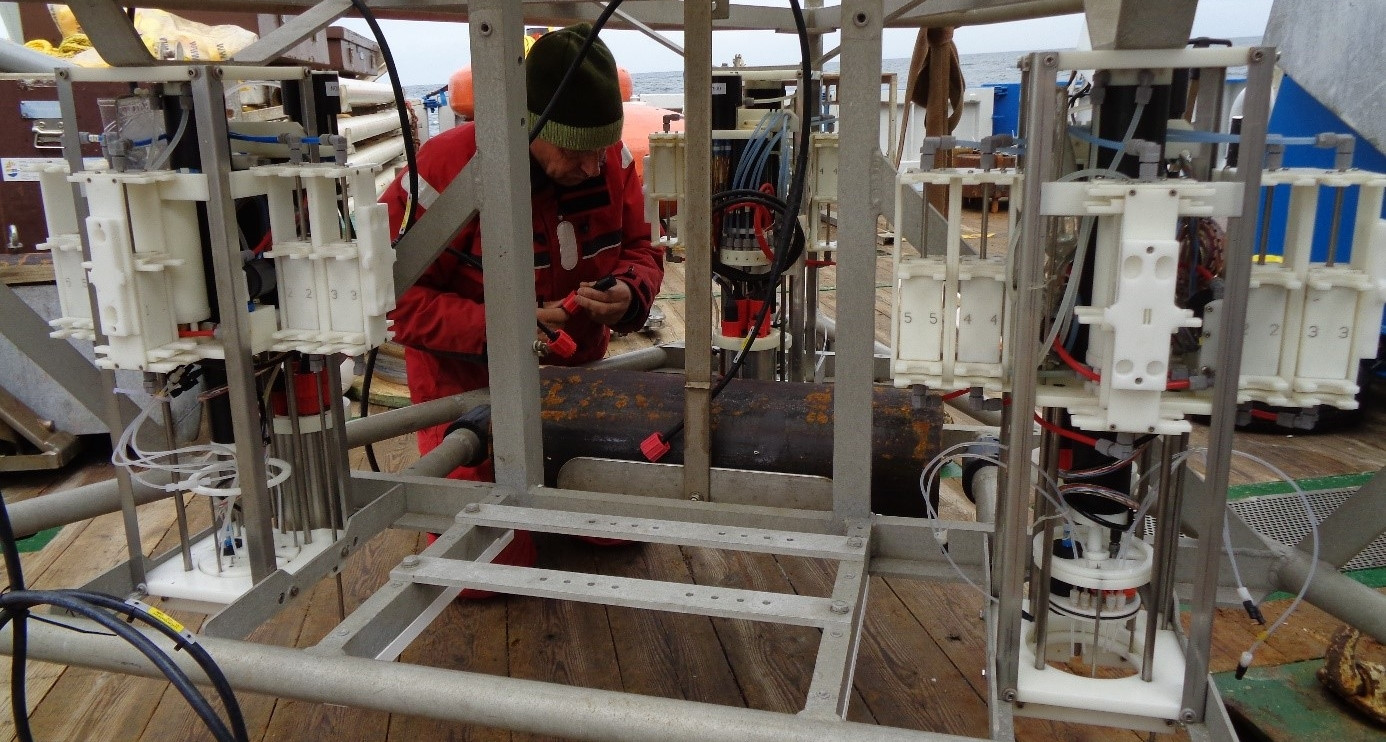 'Surgeon' Rob Witbaard operating the pump of the ALBEX lander