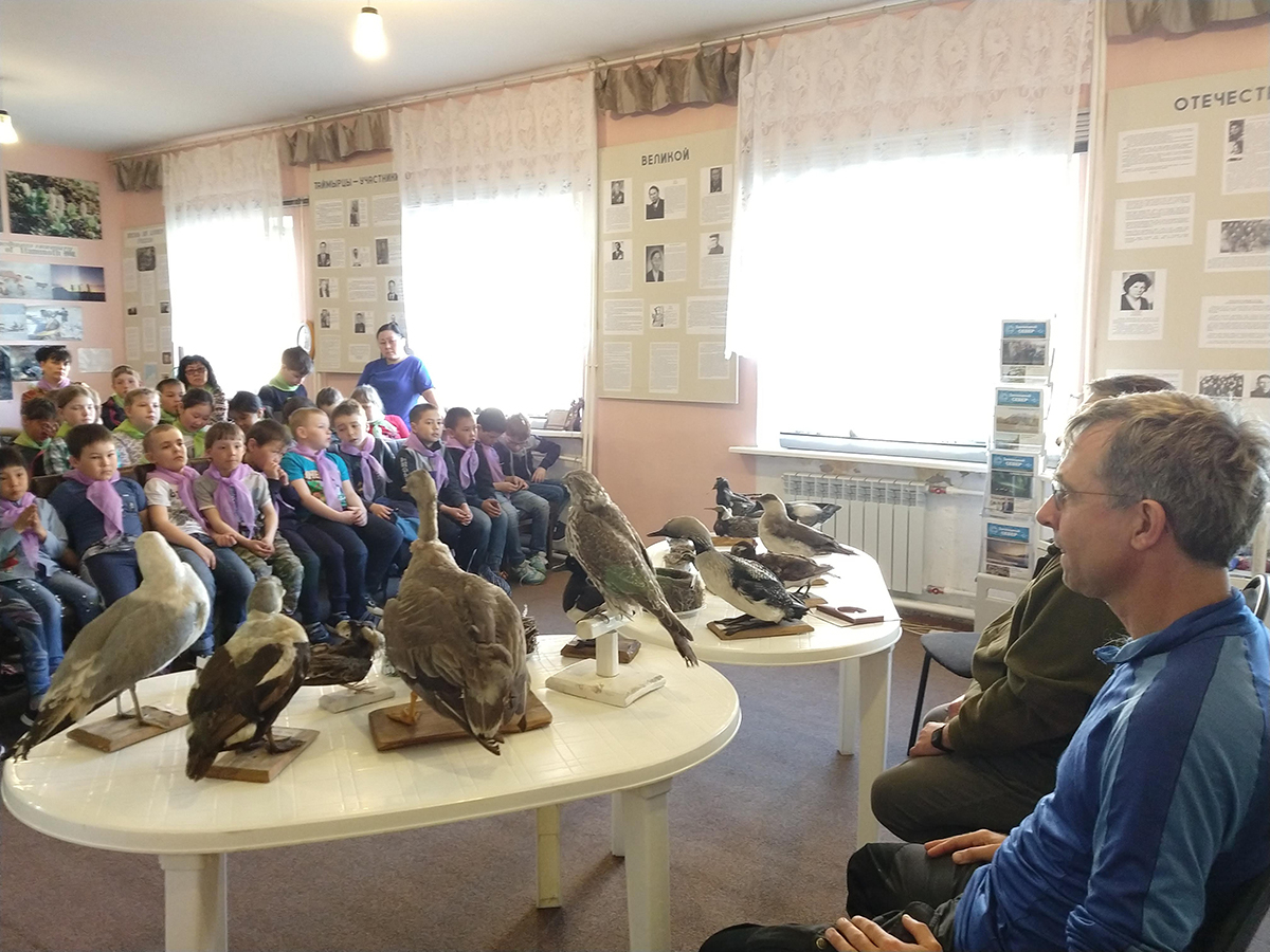 4 June 2019 Making use of the ‘waiting’ time in Khatanga, Jan van Gils explains to the local pupils why studying birds can teach us something about the state of the world.