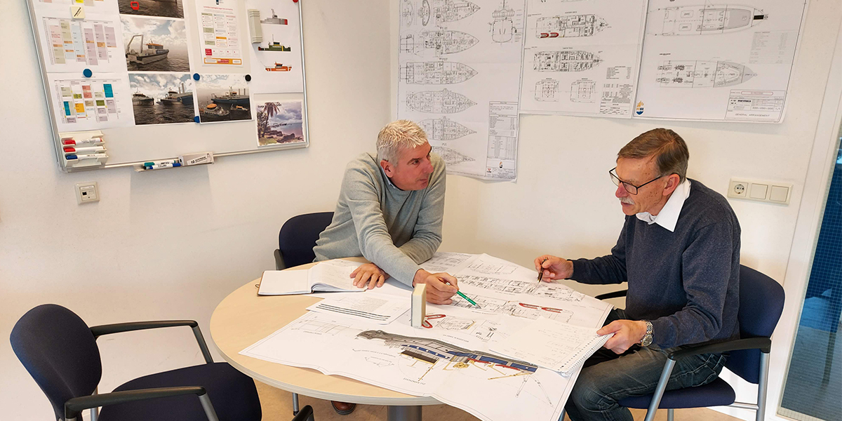  Project manager Alex Cofino and project adviser Rint de Vries looking at the drawings of RV Wim Wolff