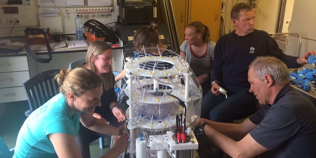 Team@work while preparing the new multofilter particle pump before leaving the harbour of Galway.