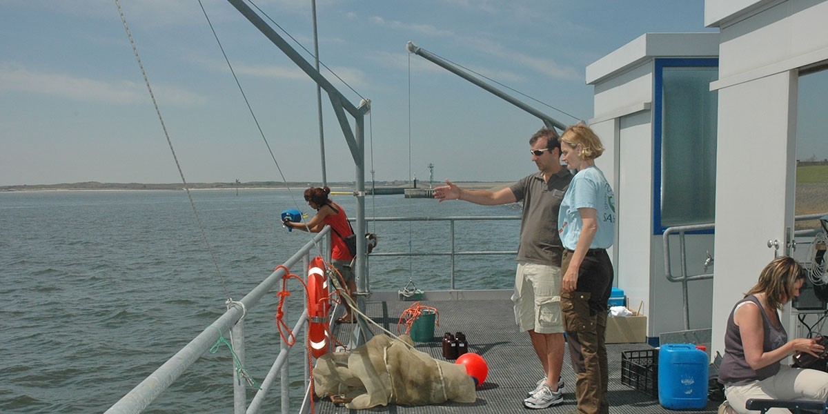 Measuring and sampling from off the NIOZ jetty. 