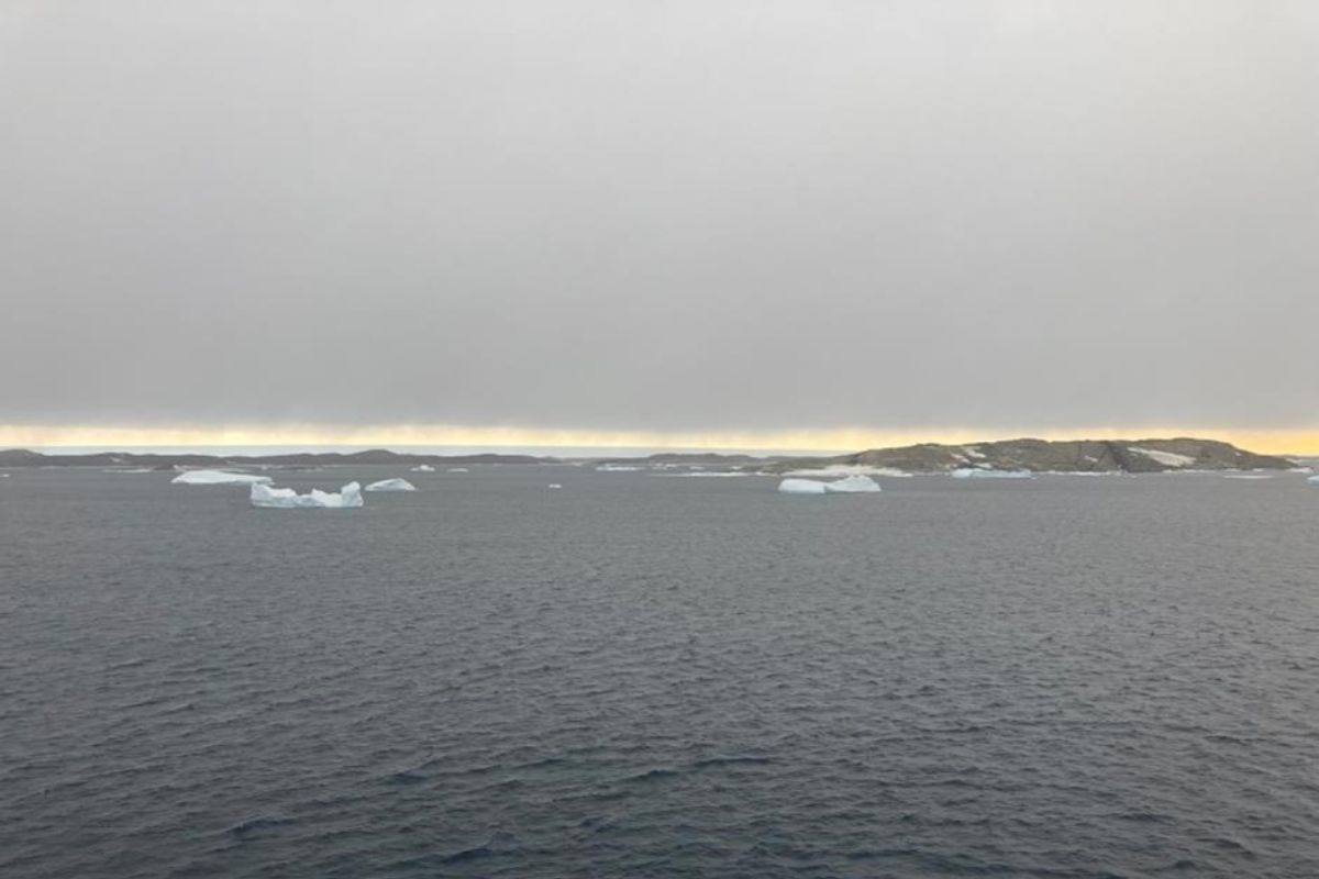 Coast of Antarctica at December 17 – Photo by Wytze Lenstra