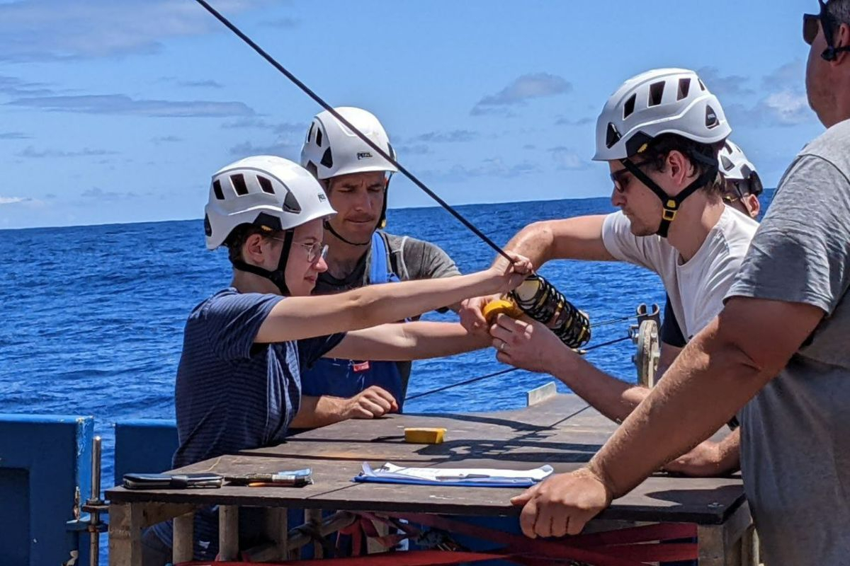 Securing the samples on the mooring cable and praying to the gods of yellow tape that they will keep them in place for 11 months, when they will be recovered again and finally analyzed. – Photo: Jacco Heneweer