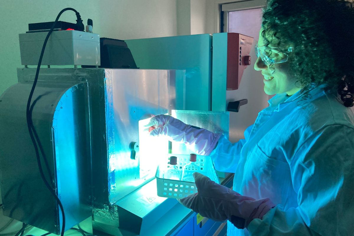Annalisa Delre doing experiments with UV light in the NIOZ lab. Photo: NIOZ