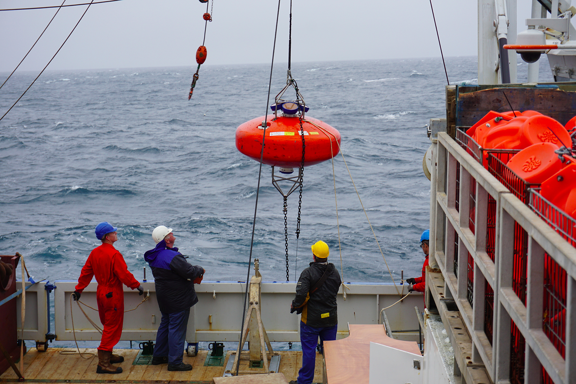 De NIOZ verankering wordt in 2015 opgepikt in de Irmingerzee door onderzoeksschip Pelagia. Aan de boei hangen instrumenten die gedurende een jaar de stroming, zout en temperatuur gemeten hebben.  Foto: Femke de Jong.