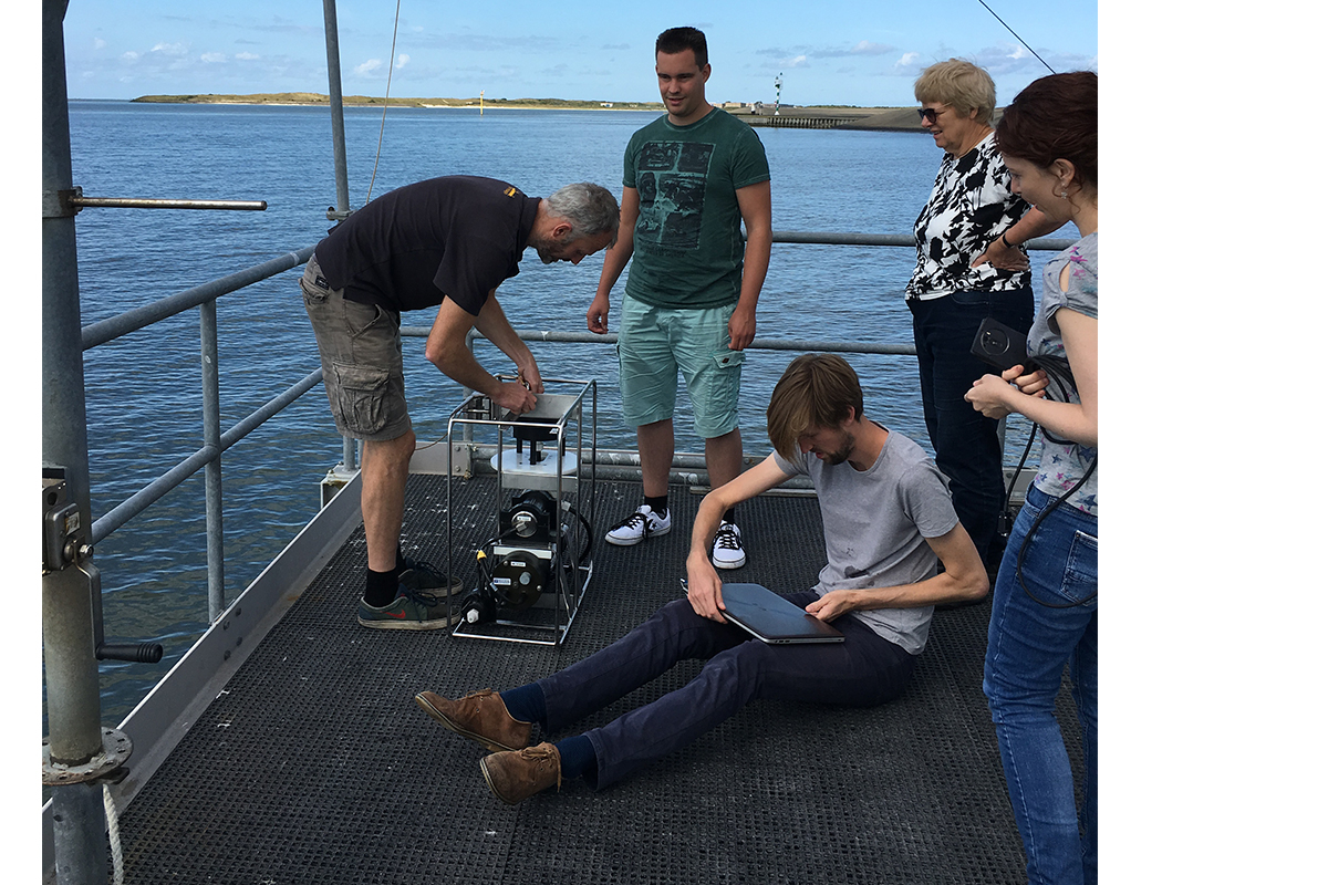 Sampling at the NIOZ jetty. The  in-situ pump contains a filter where we capture all particles in the water, including microorganisms such as Archaea and their lipids. I used these samples for chapter 4  of my thesis. Foto: Sanne Vreugdenhil