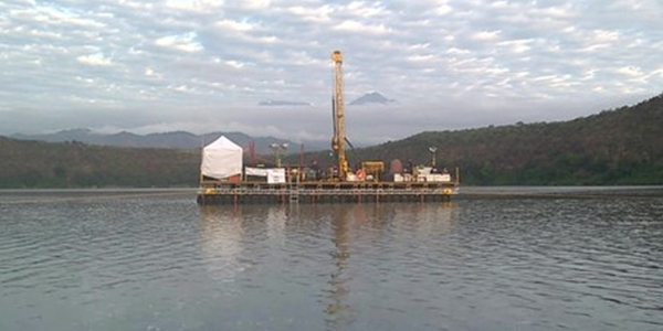 Drilling platform of the DeepCHALLA project on Lake Chala in East Africa, with the peaks of Mount Kilimanjaro in the background. Photo: Dirk Verschuren.