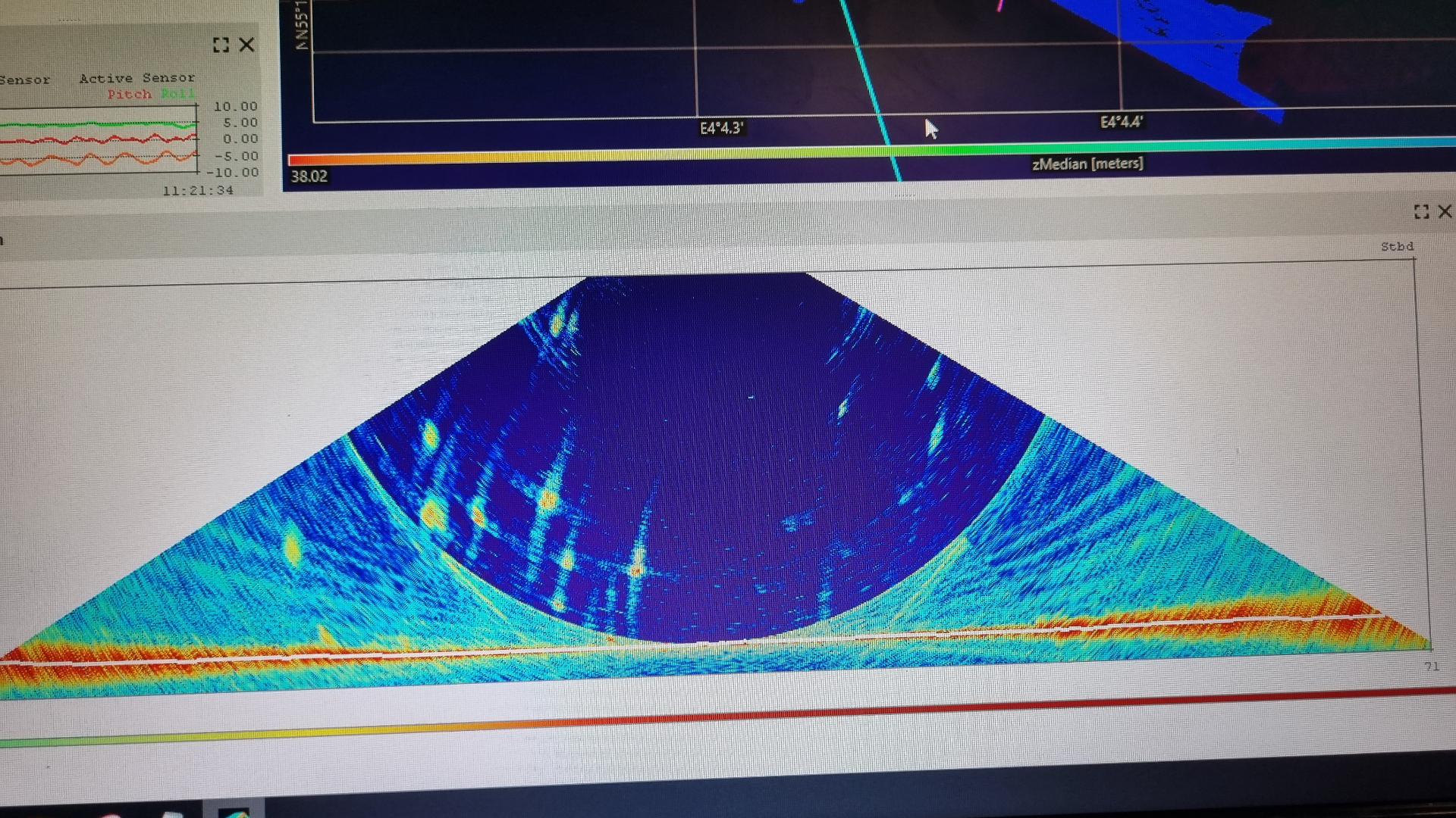 Multibeam echo image of the water below the RV Pelagia. Natural methane plumes are visible in the water column. The red line represents the sea floor. Photo: Geert de Bruin, TNO, NIOZ.