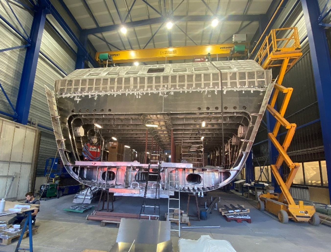 Front view of the RV Wim Wolff with the pipe tunnel in the middle  (behind the ladder), photo: FH