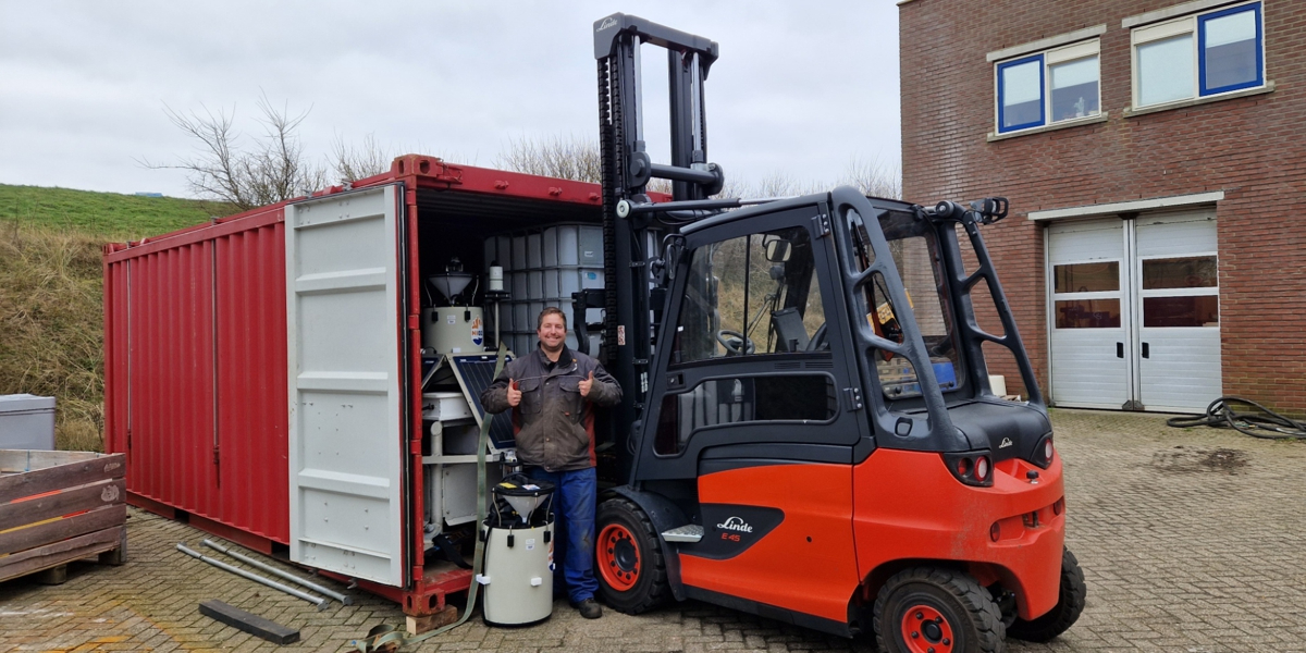 Not much room left: NIOZ technician Jan Dirk is happy that he managed to pack everything