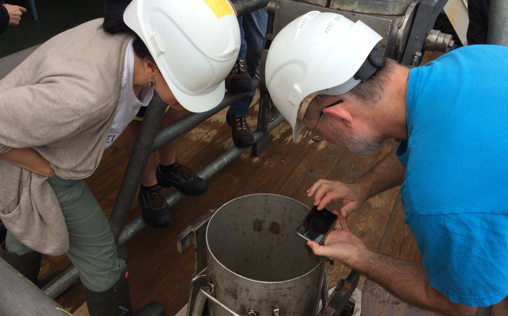 Erik Zettler & Linda Amaral Zettler study a sediment sample taken from a depth of 400 m. The samples are used to study the plastisphere. Photo: Catharina Pieper.