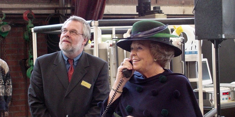 Jan de leeuw with queen Beatrix of The Netherlands during the re-opening of NIOZ on Texel, January 2003. 