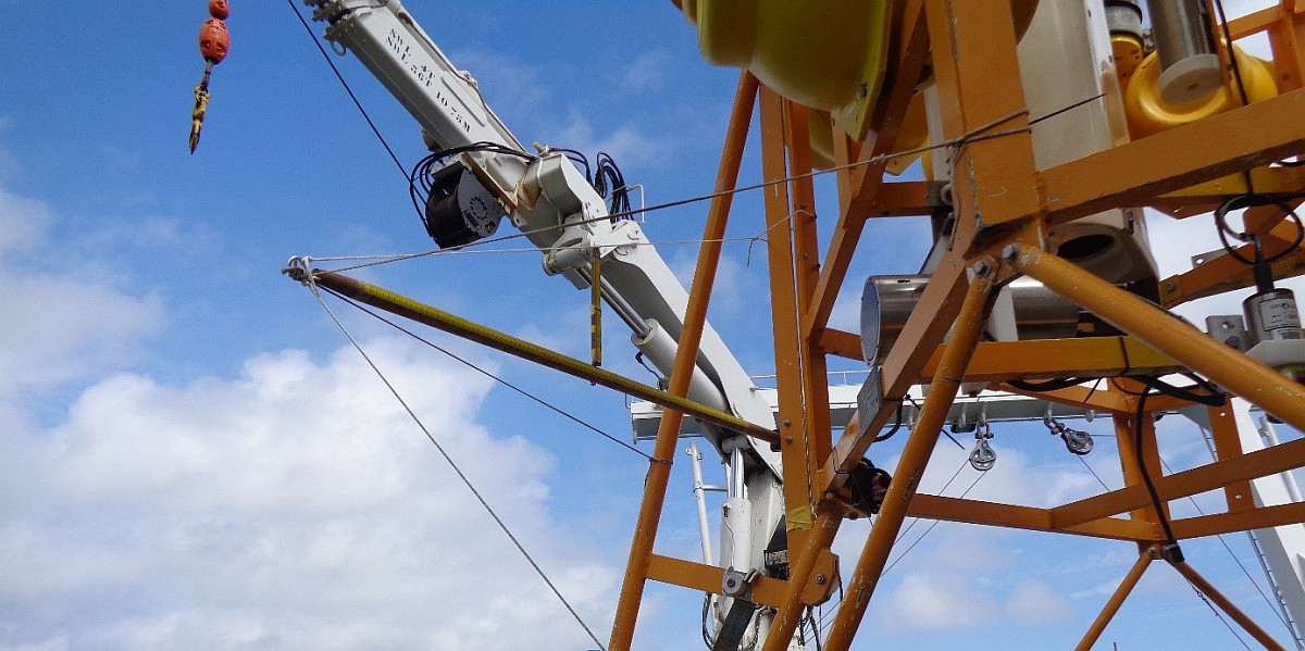 The high-tech calibration broomstick in position of the BoBo lander