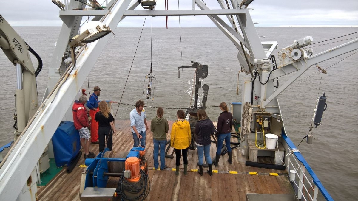 Students learn how to take samples onboard the NIOZ research vessel Navicula during the NIOZ Marine Masters Summer Course (© Dörte Poszig).