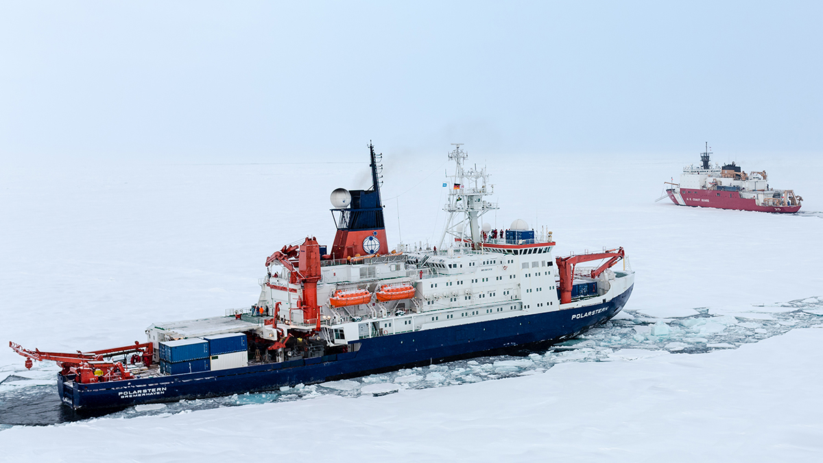 RV Polarstern, and in the back USCGC Healy, Photo: Stefan Hendricks, AWI