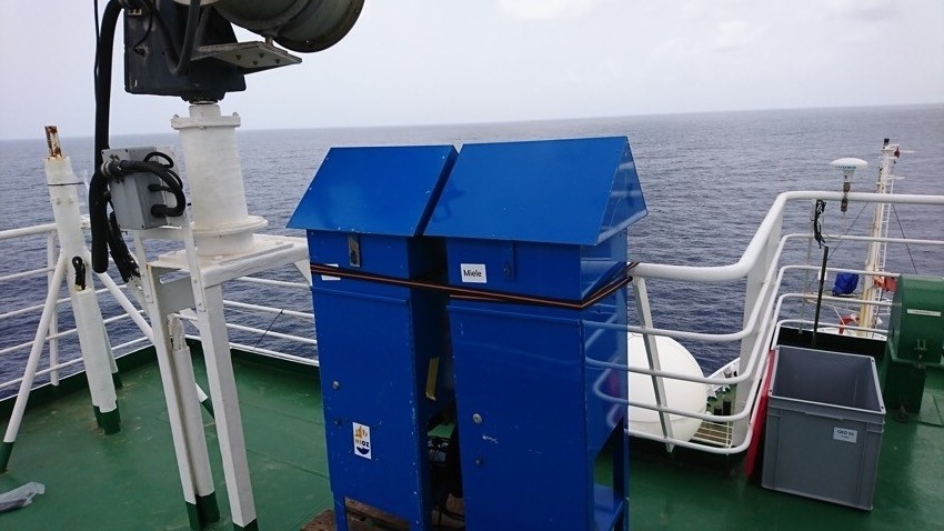 Two blue High-Volume dust samplers and a grey box, which serves as dust-laden water collector