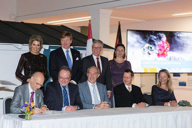 Ondertekening bilaterale samenwerkingsovereenkomst door Niek Lopes-Cadrozo (NWO), Henk Brinkhuis (NIOZ), Anton Pijpers (Utrecht University), Michael Schulz (MARUM) en Antje Boetius (AlW). Foto: Nederlandse Ambassade / Jasper Kettner
