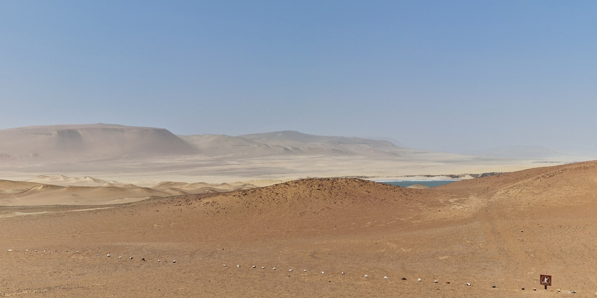 The desert south of Paracas: dust is in the air once more!