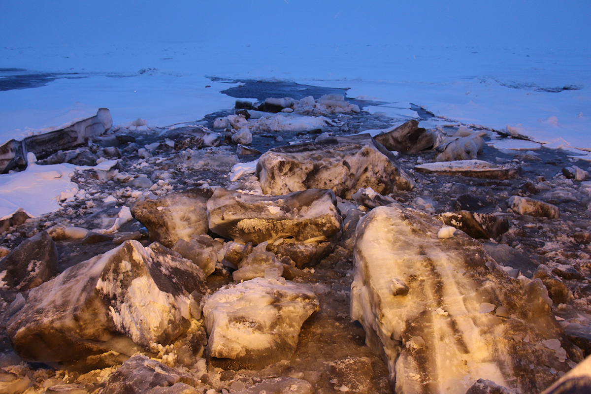 Ice that has been on land and is therefore dirty and is transported all over the Arctic Ocean. Photo: Hans Slagter