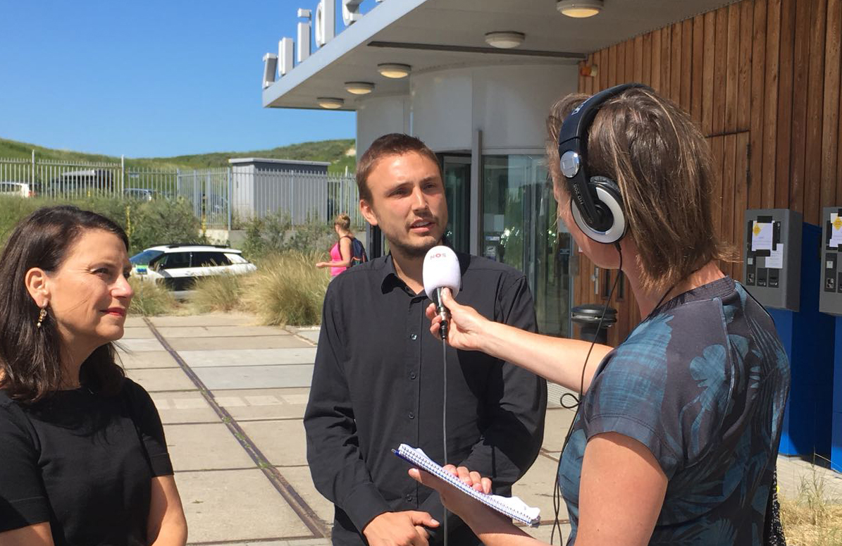 Didier de Bakker wordt geinterviewd door Radio 1  Nieuws & Co tijdens de Ocean Summit in Den Haag. Foto: NIOZ.