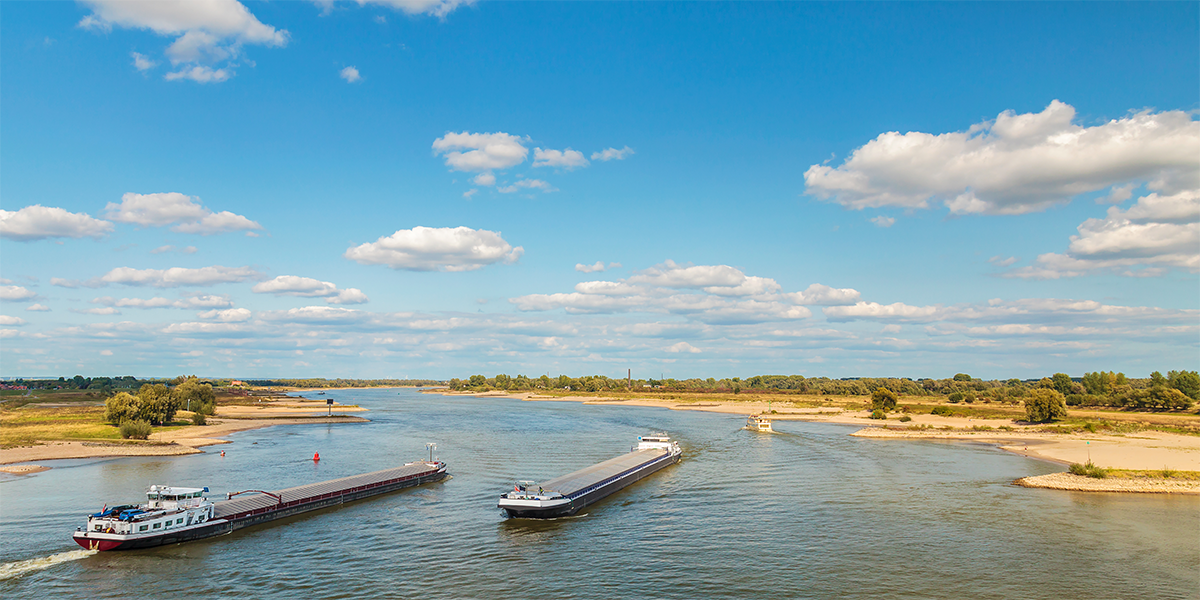 Schip op de Waal bij Nijmegen, Martin Bergsma/Shutterstock.com