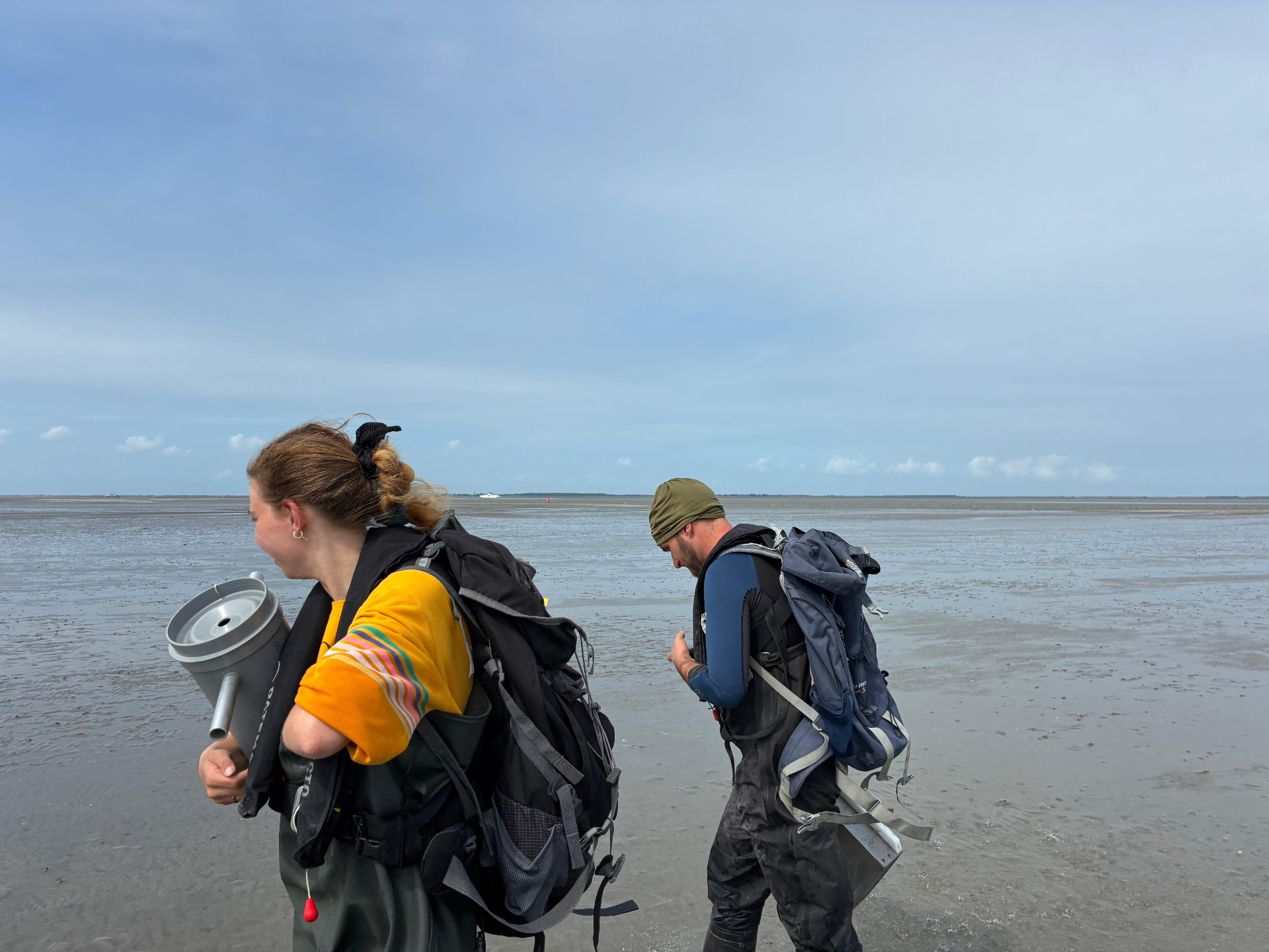 Bas and Fay sampling on the mudflats (Photo: Suzan de Wit) Bas and Fay sampling on the mudflats (Photo: Suzan de Wit)