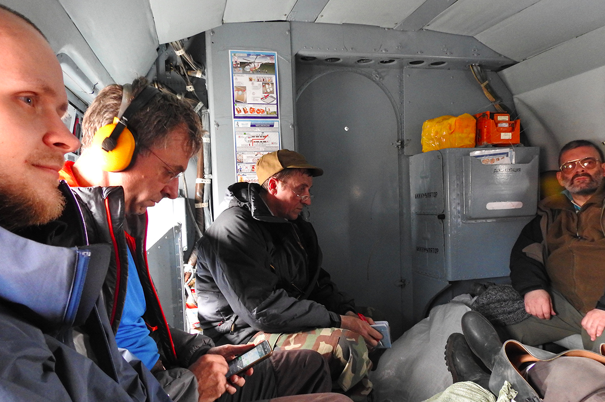 3 Juni 2018: Onderweg in een volle helicopter naar de Taimyr (vlnr: Mikhail Zhemchuzhnikov, Jan van Gils, Victor Golovnyuk, en Mikhail Soloviev). Foto: Job ten Horn.