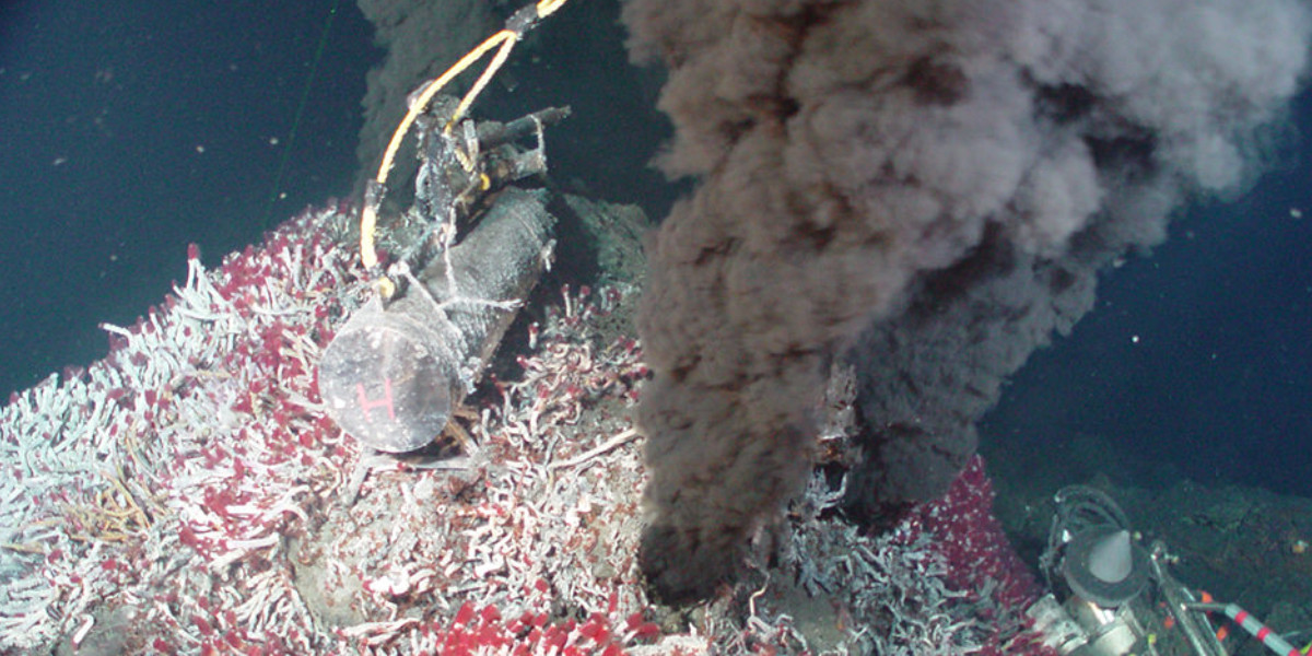 Een 'black smoker' op de oceaanbodem.  Foto: NOAA.