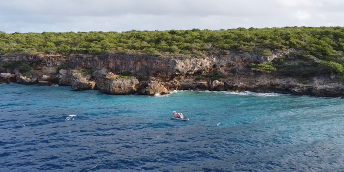 Rubber boat sampling above the coral reef (photo René Kramer)