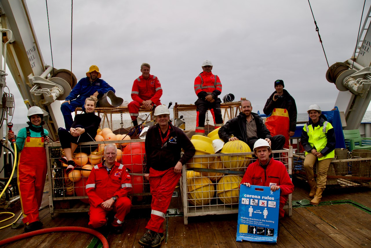 A 'corona-free' group picture, all at 1.5 m distance from each other!