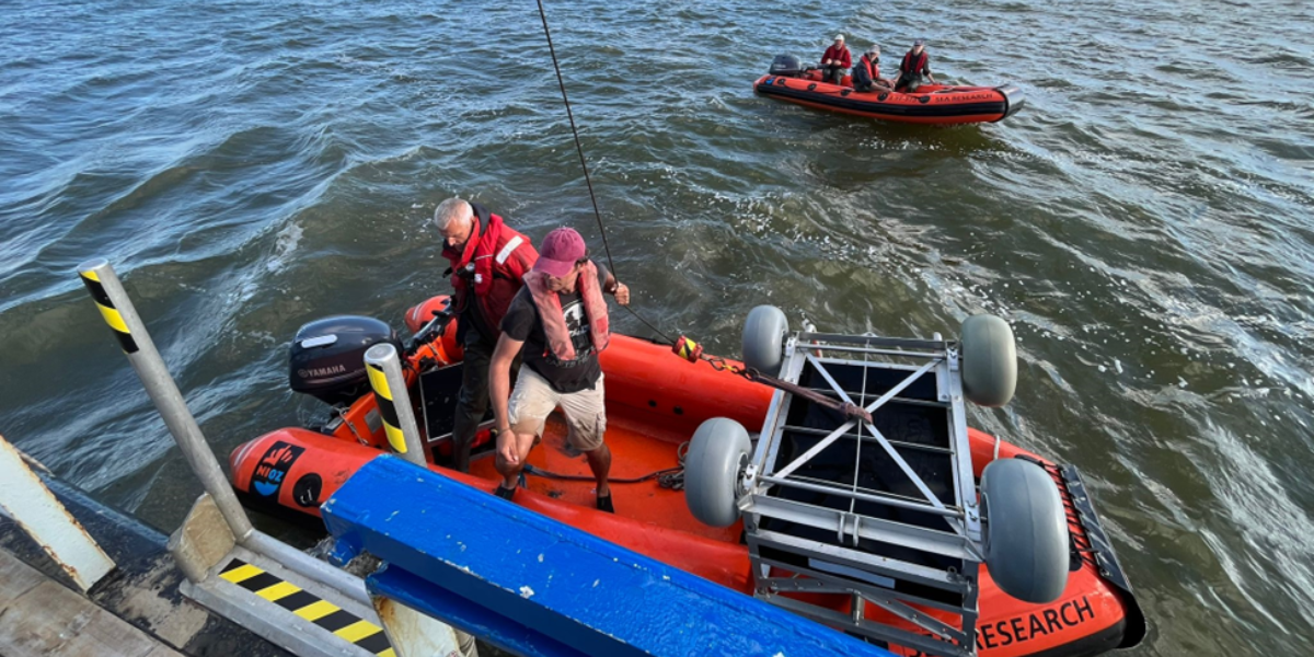 Het vangteam maakt zich klaar om naar Griend te varen (foto: Theunis Piersma)