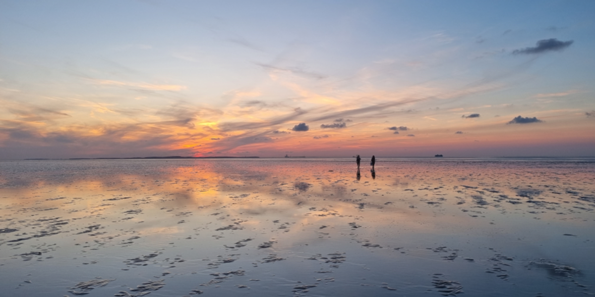 Tot de laatste zonnestralen gingen we door. Jasper Bell en Nienke Zwaferink op het wad. (foto: Evy Gobbens)